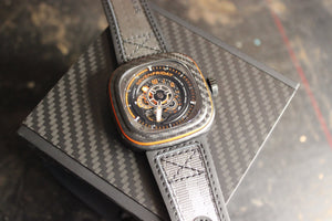 SEVENFRIDAY P3C/09 : ORANGE CARBON